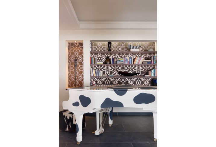 Mr & Mrs Smith - Lobby piano