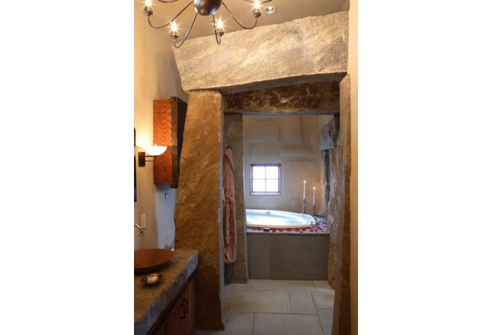 Mr & Mrs Smith - CT Yankee bathroom