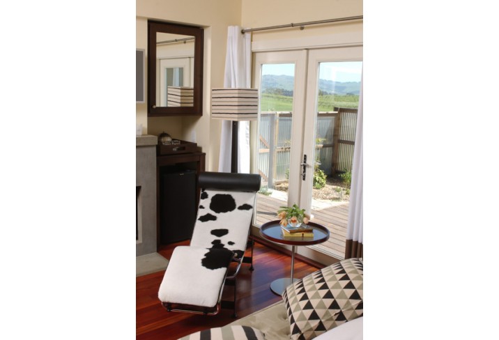 Mr & Mrs Smith - Garden cottage interior and patio