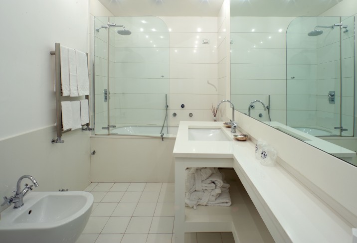 Mr & Mrs Smith - Bathroom