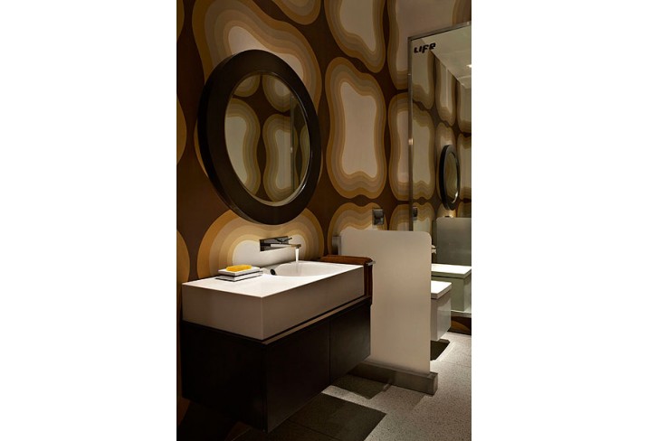 Mr & Mrs Smith - Brown bathroom