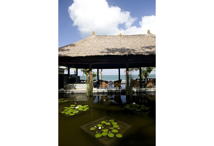 Mr & Mrs Smith - Pool bar at the Legian