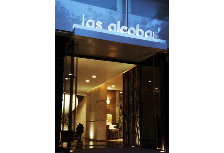 Mr & Mrs Smith - Hotel entrance