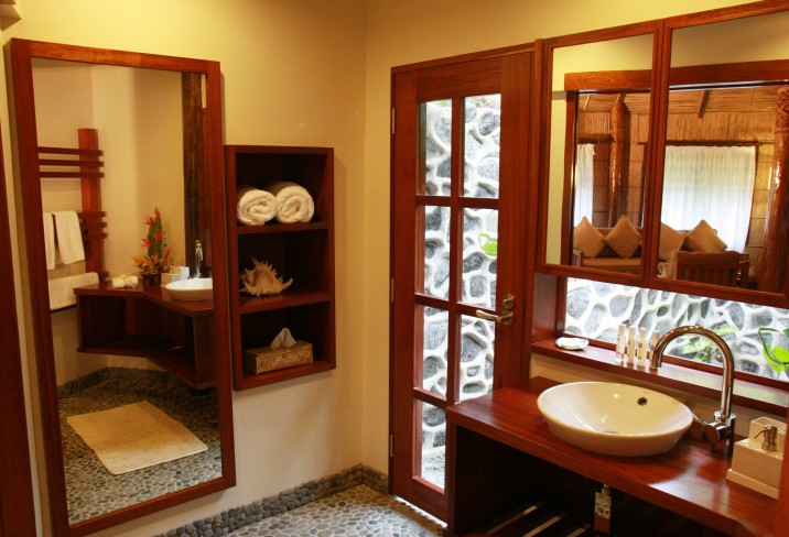 Mr & Mrs Smith - Beachfront Bure bathroom