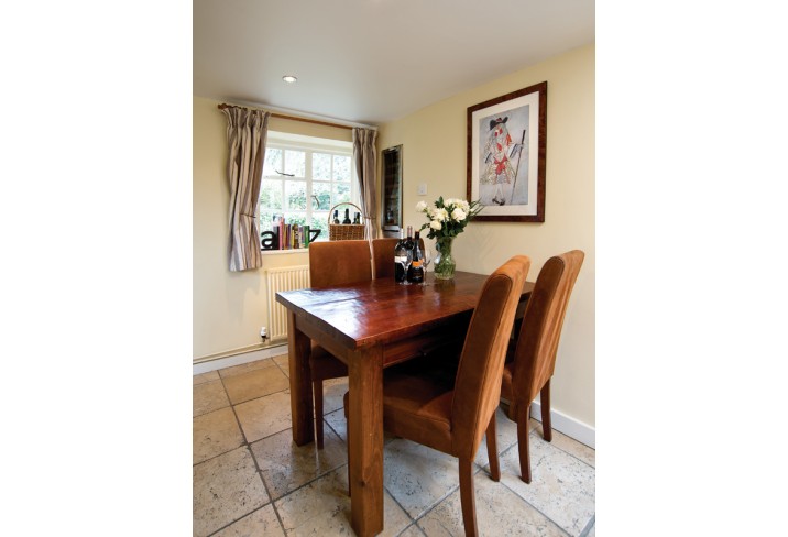 Mr & Mrs Smith - Cottage dining room