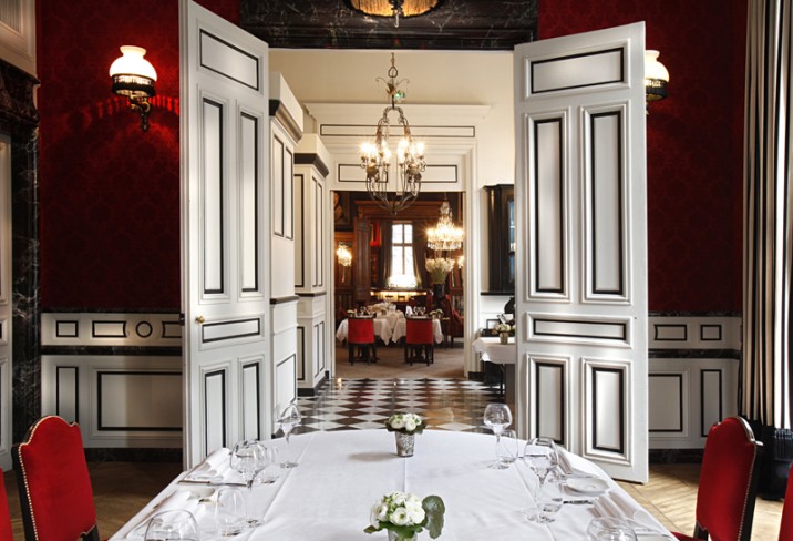 Mr & Mrs Smith - Club Room