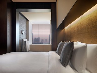 ListingDeluxe-Suite_Bedroom